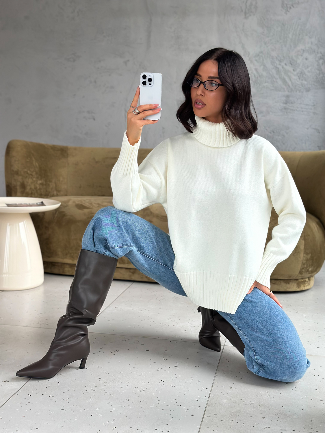 Свитер женский с горлом из шерсти белый (молочный) с разрезами